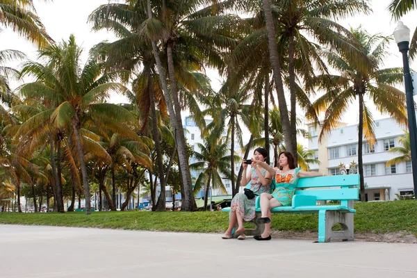 Жіночий азіатських туристів дивитися людям вздовж рекреаційну зону Майамі-Біч — стокове фото