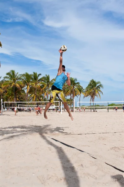 Uomo colpisce salto servire nel pick-up Miami Beach Volley Game — Foto Stock