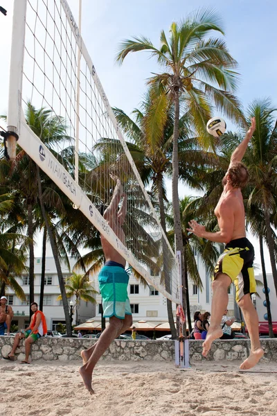 Man springt in Spike bal In Miami beachvolleybal spel — Stockfoto