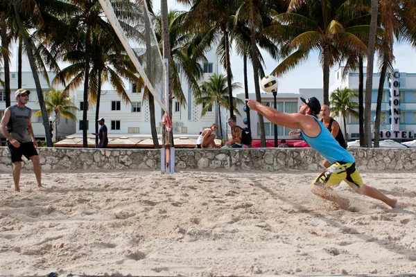 Man Lunges per passare palla a Miami Beach Volley Game — Foto Stock