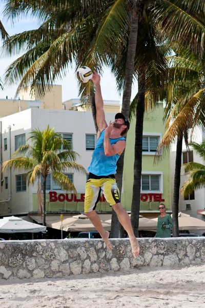 Adam sayısı smaç servis pikap Miami Beach Volleyball oyunu — Stok fotoğraf
