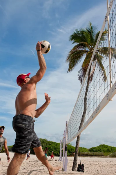 Uomo punta palla in pick-up Miami Beach pallavolo gioco — Foto Stock