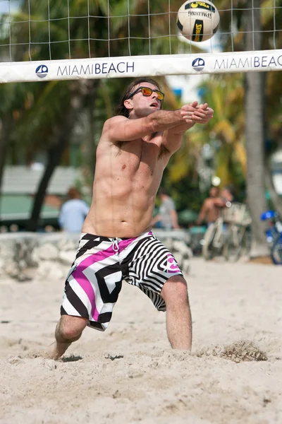 Man gebruikt wapens om te geven bal In strand volleybal spel — Stockfoto