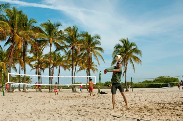 İnsanların pikap plaj voleybolu Miami'de oyun — Stok fotoğraf