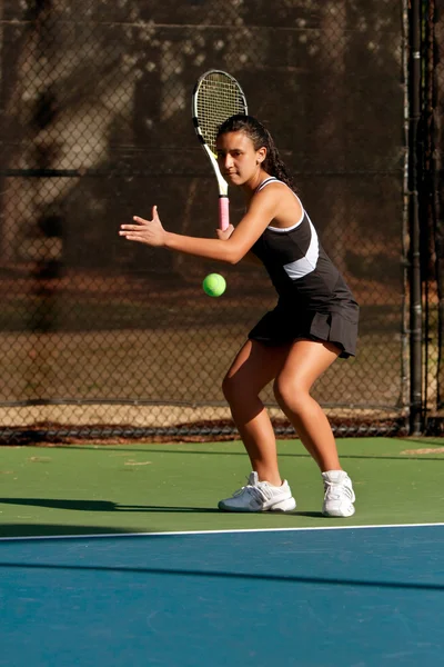 Femmina High School Tennis Player si prepara a colpire in avanti — Foto Stock