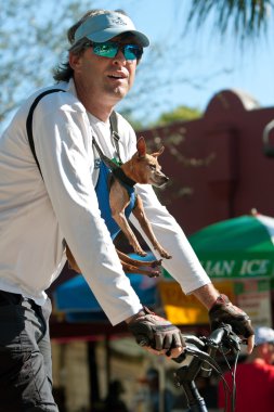 Adam ile küçük köpek göğüs için sıkıntısı çeken Bike Rides