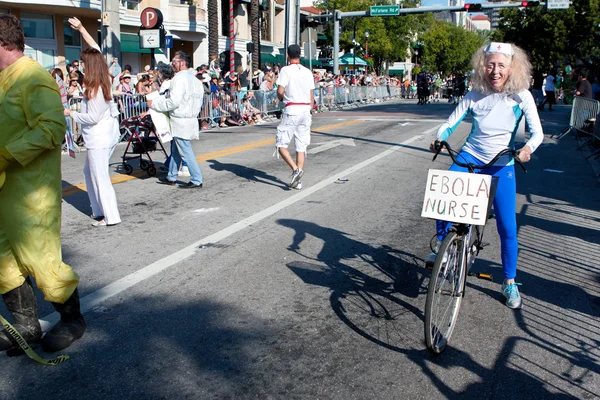 Femme âgée se pose comme infirmière Ebola dans Oddball Miami Parade — Photo