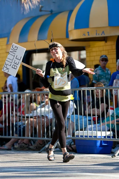 Vrouw draagt Spelling Bee kostuum In Miami's Mango Strut Parade — Stockfoto