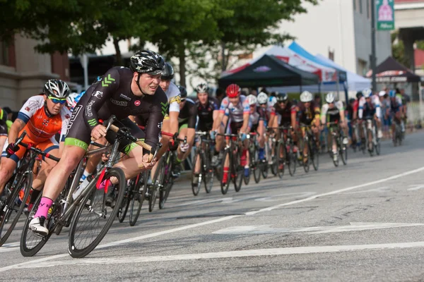 Male Cyclist Leads Pack Into Turn In Amateur Bike Race — ストック写真