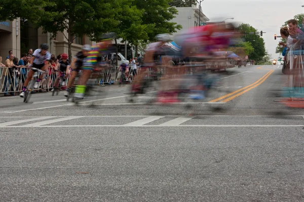 Sfocatura movimento di ciclisti maschi girando angolo in gara amatoriale — Foto Stock