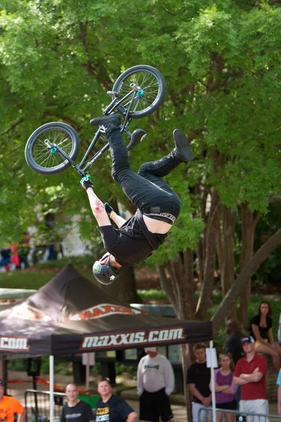 Pro Rider Goes Upside Down Performing BMX Trick In Competition — Stockfoto