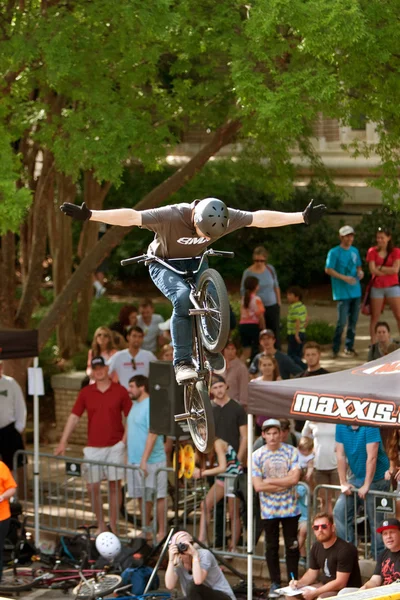 Pro Rider Lets Go Of Handlebars In BMX Bike Competition — Stock Photo, Image