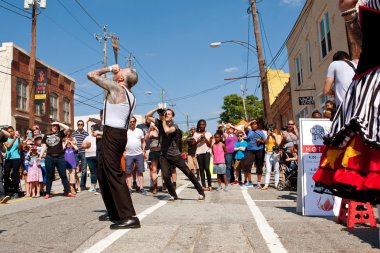 Ucube gösterisi sanatçı Atlanta Festivali beş kılıç yutar