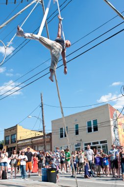 Adam Atlanta bahar festivali sirk hava gösterisi yapar