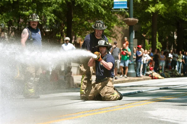 Feuerwehr schießt bei Wettstreit auf Zielscheibe — Stockfoto