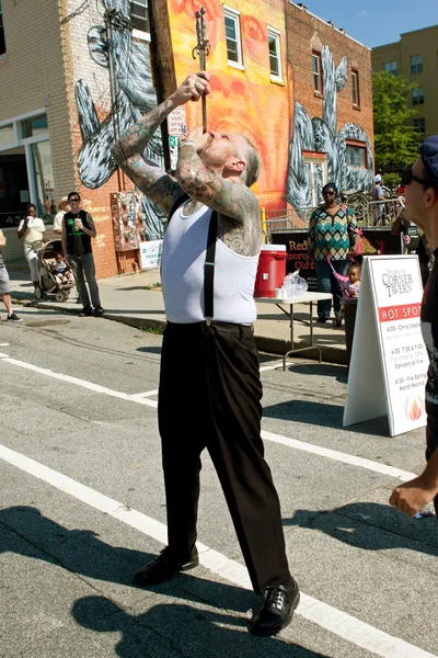 Freak Show kunstenaar zwaluwen twee zwaarden In Atlanta Festival — Stockfoto