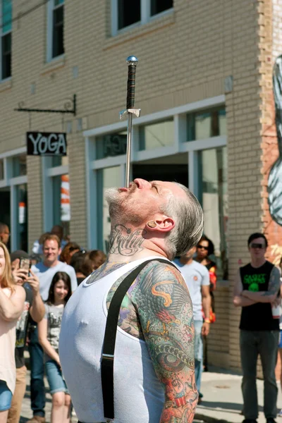 Hombre con cuidado se traga la espada en Atlanta Street Freak Show —  Fotos de Stock