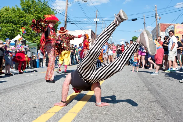 Homem faz suporte de improviso na rua no Festival de Atlanta — Fotografia de Stock