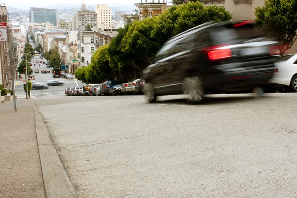 Motion Blur hamowania samochodu na stromej ulicy San Francisco — Zdjęcie stockowe
