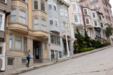 Kadın kadar dik eğim Nob Hill Street üzerinde yürür.