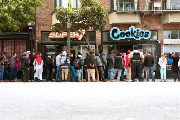 Les gens attendent longtemps pour acheter des accessoires de marijuana — Photo