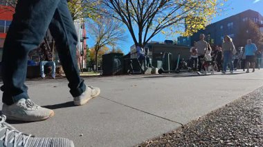 Atlanta, GA / ABD - 16 Kasım 2024: Aktif insanlar Atlanta Kemer Hattı yolunda scooterlama ve bisiklet gibi eğlence fırsatlarının tadını çıkarıyorlar.. 