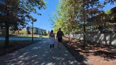 Atlanta, GA / USA - 16 Kasım 2024: Hyperlapse, Atlanta Belt Line yolunda eğlence fırsatlarının tadını çıkaran insanları gösteriyor, 16 Kasım 2024, Atlanta, GA.