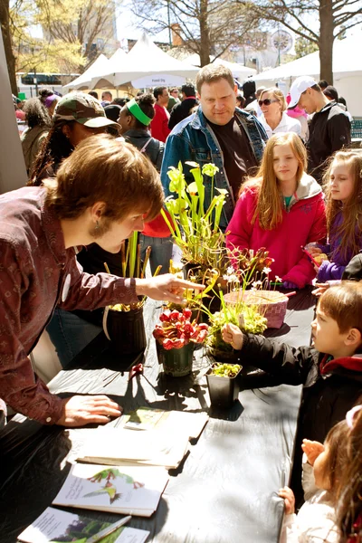 Famílias olham para plantas carnívoras exibidas na feira de ciência de Atlanta — Fotografia de Stock