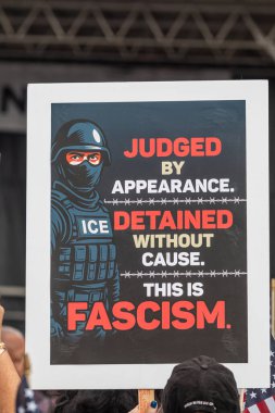 Atlanta, GA / ABD - 18 Ekim 2025: 18 Ekim 2025 'te Atlanta, GA' da düzenlenen No Kings 2 mitinginde bir anti-ICE, anti-faşizm işareti dağıtıldı..