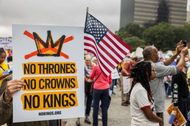 Atlanta, GA / ABD - 18 Ekim 2025: 18 Ekim 2025 'te Atlanta, GA' da düzenlenen No Kings 2 mitinginde bir adam üzerinde 