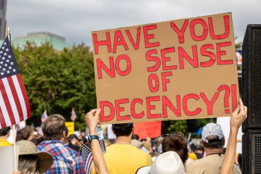 Atlanta, GA / USA - 18 Ekim 2025: Cumhuriyetçi karşıtı bir tabela tutan bir kişi, 