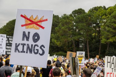 Atlanta, GA / ABD - 18 Ekim 2025: 18 Ekim 2025 'te Atlanta, GA' da düzenlenen No Kings 2..