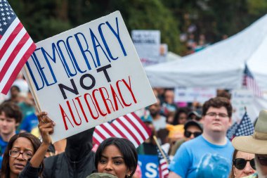 Atlanta, GA / ABD - 18 Ekim 2025: Genç bir kadın 18 Ekim 2025 'te Atlanta, GA' da düzenlenen No Kings 2 mitinginde 