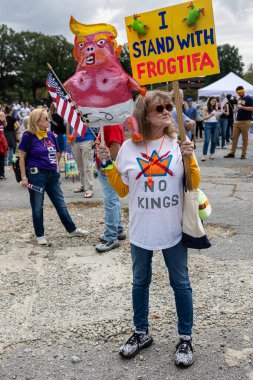 Atlanta, GA / ABD - 18 Ekim 2025: Son sınıf öğrencisi bir kadın 18 Ekim 2025 'te Atlanta, GA' da düzenlenen No Kings 2 mitinginde komik bir 