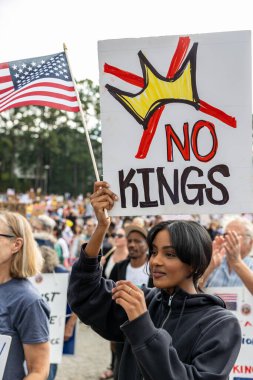 Atlanta, GA / ABD - 18 Ekim 2025: Genç bir kadın 18 Ekim 2025 'te Atlanta, GA' da düzenlenen No Kings 2 mitinginde üzerinde 