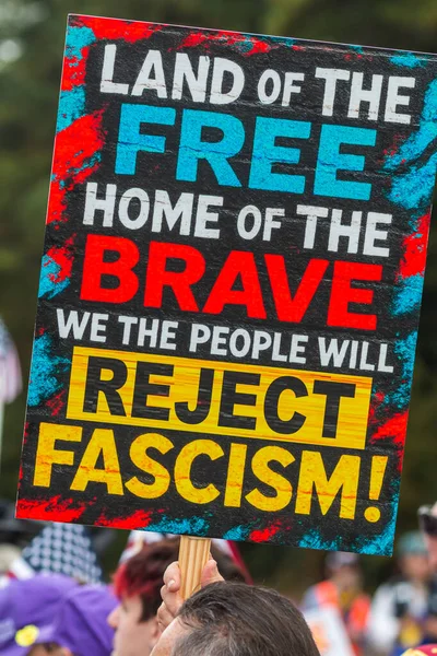 Atlanta, GA / ABD - 18 Ekim 2025: 18 Ekim 2025 tarihinde Atlanta, GA 'da No Kings 2 Rallisi' nde bir anti-faşizm tabelası asıyor..