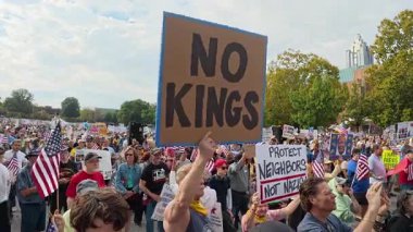 Atlanta, GA / USA - 18 Ekim 2025: 18 Ekim 2025 'te Atlanta, GA' da düzenlenen No Kings 2 Rallisi 'nde bir adam 