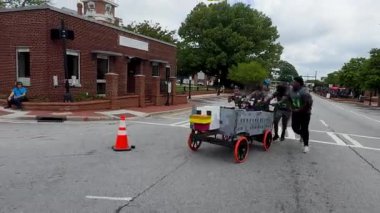 Lawrenceville, GA / USA - 26 Nisan 2025: Çekim ekibi, 26 Nisan 2025 'te Lawrenceville, GA' da evsizler için yerel bir bağış gecesinde tekerlekli sandalyeyle bir yatağı aşağı iterken görülüyor.