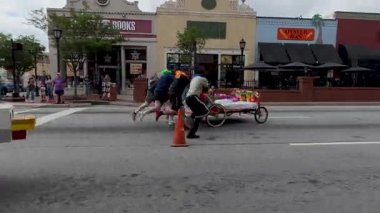 Lawrenceville, GA / USA - 26 Nisan 2025: İzleme ekipleri, 26 Nisan 2025 'te Lawrenceville, GA' da evsizler için yerel bir bağış toplama etkinliğinde tekerlekli sandalyeler üzerinde ev yapımı yatakları ittiklerini gösteriyor..