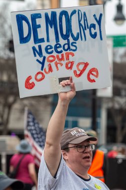 Monroe, GA / USA - 8 Mart 2026: 8 Mart 2026 'da Monroe, GA' da Sosyal Daire ICE gözaltı merkezini protesto eden adliye mitinginde 