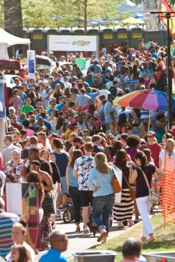 Büyük kalabalık Atlanta Dogwood Festivali ile hareket eder.