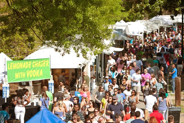 Kiállítás sátrak Atlanta somfa fesztiválon óriási tömeg mozog — Stock Fotó