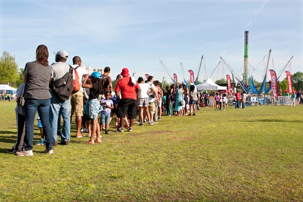 Familias de pie en larga fila esperando Atlanta Festival Ride — Foto de Stock