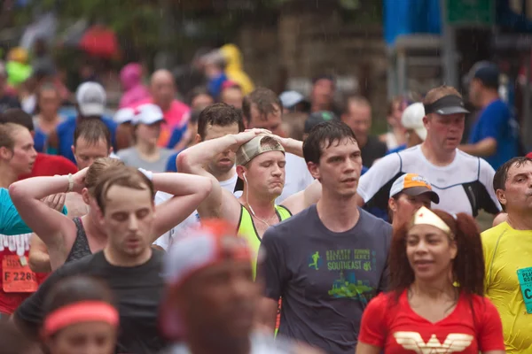 Corredores Winded recuperarse después de terminar Atlanta Peachtree Road Race 10K — Foto de Stock