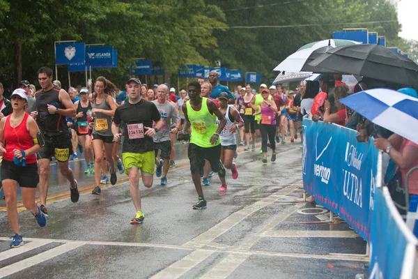 Yorgun koşucular yaklaşım bitiş çizgisinde Atlanta Peachtree yol — Stok fotoğraf