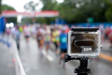 GoPro kamera yağmurlu Peachtree yol yarışı hızlandırılmış vuruyor
