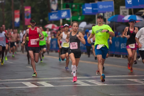 Los corredores agotados cruzan la línea de meta en Atlanta Peachtree Road Race —  Fotos de Stock