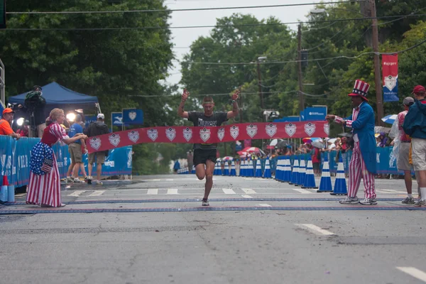 Il vincitore della competizione militare rompe il nastro alla corsa su strada di Atlanta 10K — Foto Stock