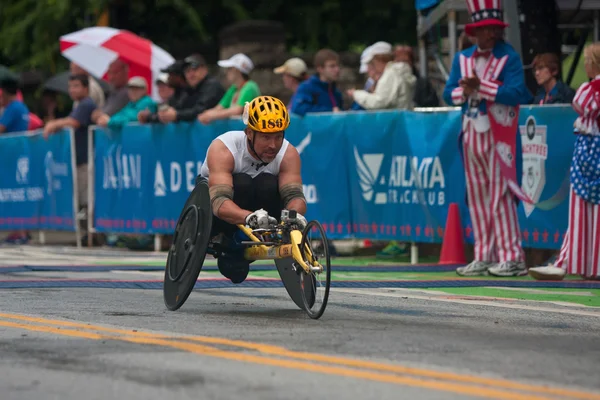 Invalidní vozík atlet rychlostí směrem k cílové čáře Peachtree silniční závod — Stock fotografie