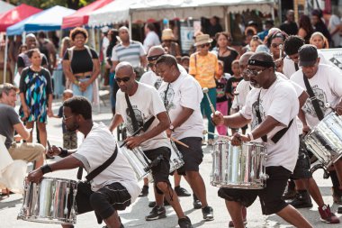 Atlanta festivalde yetişkin davul grubu üyeleri gerçekleştirmek